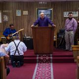 Obwohl der Bruder des Priesters vor einigen Jahren nach einem Schlangenbiss gestorben ist, übt Wolford das sogenannte "Serpent Handling" weiter aus. 