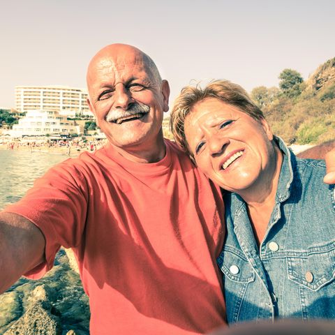 Opa und Oma lächeln in dieKamera