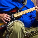 Die Messe beginnt mit Musik und einer kurzen Predigt von Wolford. Die Musikanten werden dabei von Schlangen umschwirrt.