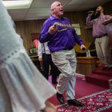 Während die Musik im Verlauf der Messe immer wilder wird, dreht auch Wolford auf. Wie ein Lasso schwenkt er dabei eine gefährliche Schlange. 