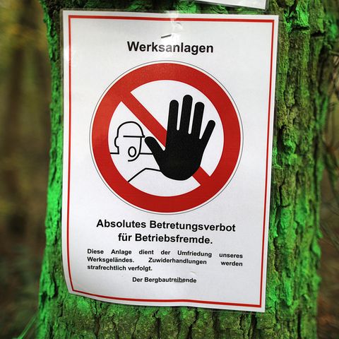 RWE hat im Hambacher Forst Schilder angebracht, die vor einem Betreten des Geländes warnen