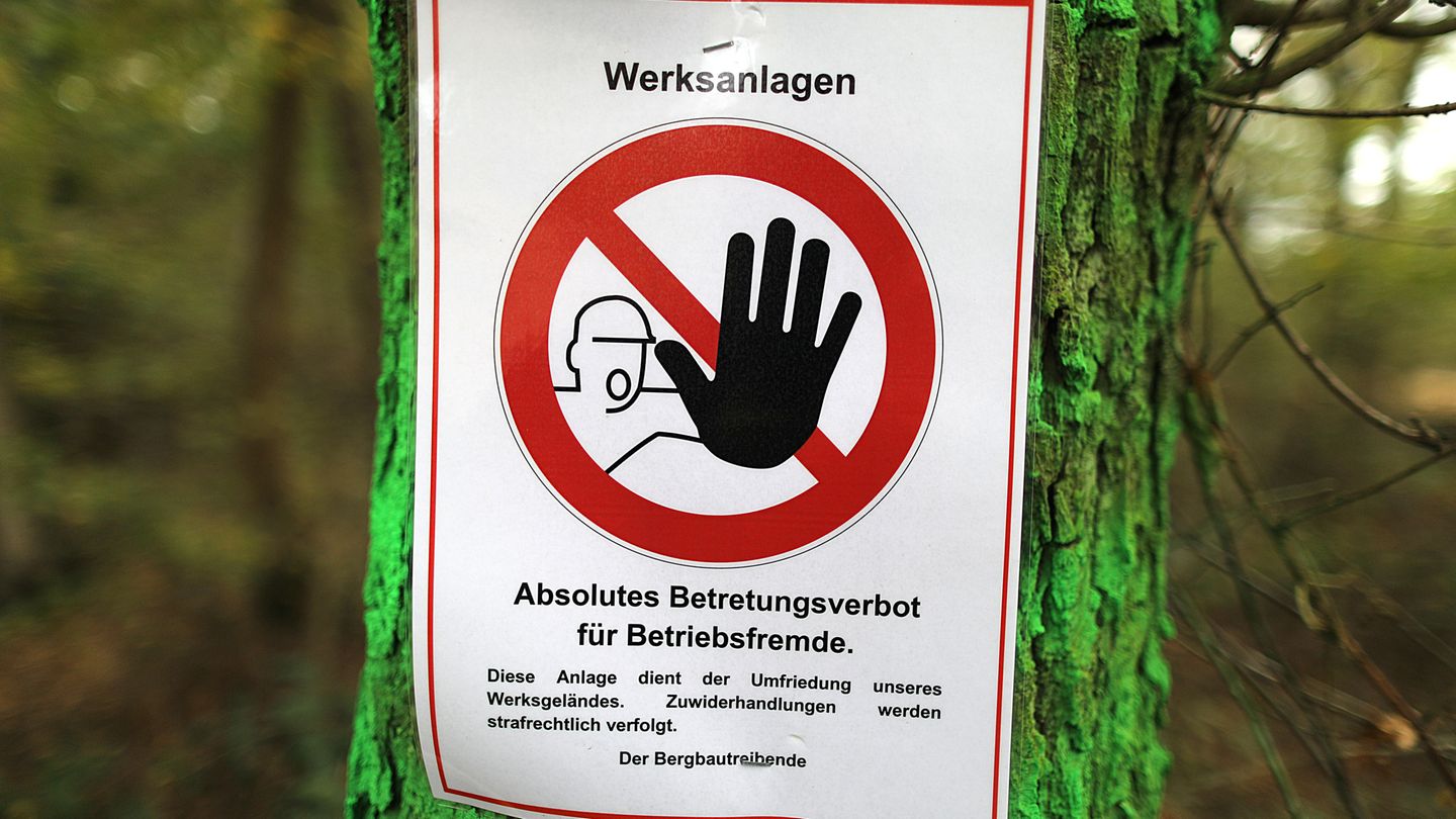 RWE hat im Hambacher Forst Schilder angebracht, die vor einem Betreten des Geländes warnen
