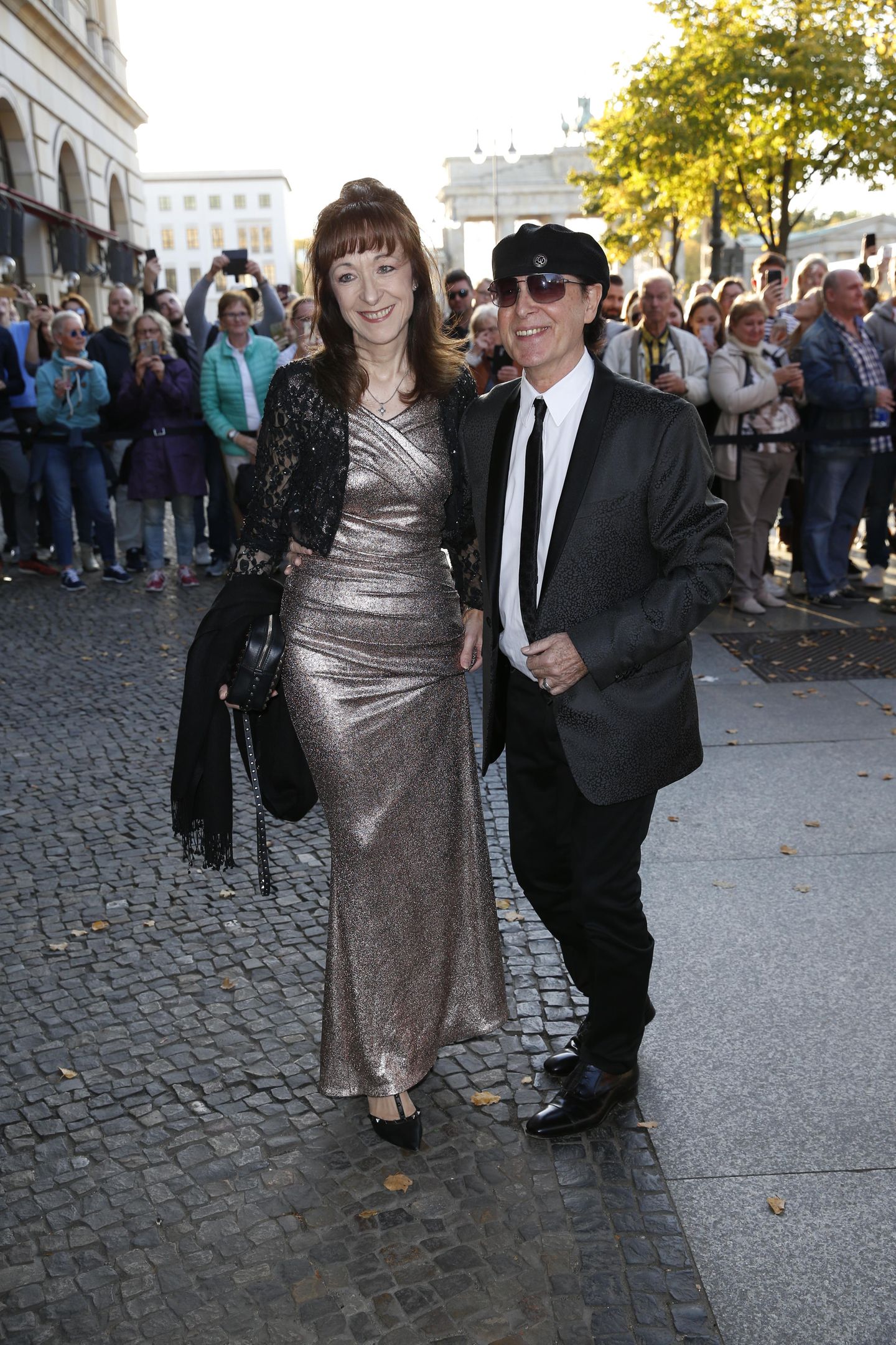 "Scorpions"-Sänger Klaus Meine brachte seine Ehefrau Gaby mit. Der Musiker und Schröder kennen sich aus gemeinsamen Hannoveraner Zeiten. Ein anderer Bekannter aus der Hannoveraner Clique nahm den Hintereingang: Unternehmer Carsten Maschmeyer und seine Frau, Schauspielerin Veronica Ferres, posierten vor dem Hotel nicht für die Fotografen.