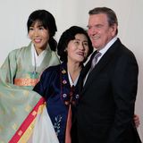 Gerhard Schröder posiert gemeinsam mit seiner Frau Soyeon Kim und deren Mutter im Berliner Hotel "Adlon". Nach der standesamtlichen Trauung im Mai in Kims Heimat Korea, fand nun die offizielle Hochzeitsfeier in Deutschland statt. Für Gerhard Schröder ist es die fünfte, für Soyeon Kim die zweite Ehe.