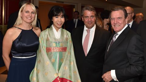 Gerhard Schröder und Soyeon Kim begrüßten all ihre Gäste persönlich, hier den früheren SPD-Vorsitzenden Sigmar Gabriel und seine Frau Anke