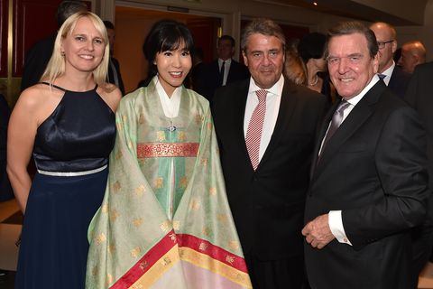 Gerhard Schröder und Soyeon Kim begrüßten all ihre Gäste persönlich, hier den früheren SPD-Vorsitzenden Sigmar Gabriel und seine Frau Anke