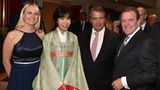 Gerhard Schröder und Soyeon Kim begrüßten all ihre Gäste persönlich, hier den früheren SPD-Vorsitzenden Sigmar Gabriel und seine Frau Anke