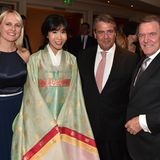 Gerhard Schröder und Soyeon Kim begrüßten all ihre Gäste persönlich, hier den früheren SPD-Vorsitzenden Sigmar Gabriel und seine Frau Anke
