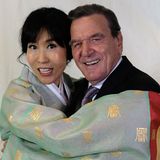 Soyeon Kim ist Schröders fünfte Ehefrau. Mit ihrer Vorgängerin, der Journalistin Doris Schröder-Köpf, von der er seit April geschieden ist, war Schröder fast 20 Jahre verheiratet, auch als Kanzler. Zuvor lebte von 1984 bis 1997 - also 13 Jahre lang - Hiltrud "Hillu" Schwetje an seiner Seite. Die Tierschützerin und Atomkraftgegnerin unterstützte Schröder auf dem Weg ins Ministerpräsidentenamt in Hannover. Davor war der SPD-Politiker von 1968 bis 1972 mit Eva Schubach und von 1972 bis 1984 mit Anne Taschenmacher verheiratet.