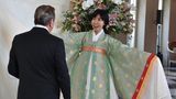 Für den Empfang kleidete sich Soyeon Kim in eine elegante, Hanbok genannte koreanische Tracht. Das bodenlange Kleid mit überlangen Ärmeln ist aus fließenden Stoffen kunstvoll gearbeitet, in mintgrün und weiß gehalten. An den Ärmeln ist ein gelb-roter Streifen abgesetzt, bedruckt ist die Tracht mit goldenen koreanischen Schriftzeichen.