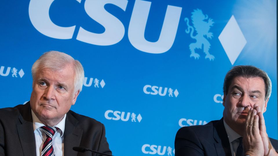 CSU-Politiker Horst Seehofer (l.) und Markus Söder schieben sich gegenseitig den Schwarzen Peter zu