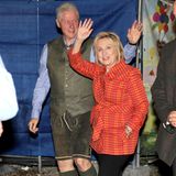 Ja, Sie sehen richtig: Der Mann in Tracht ist der frühere US-Präsident Bill Clinton. Der 72-Jährige kam gemeinsam mit seiner Frau Hillary zur Wiesn. Ein Dirndl mochte die 70-Jährige aber offenbar nicht tragen.