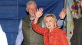 Ja, Sie sehen richtig: Der Mann in Tracht ist der frühere US-Präsident Bill Clinton. Der 72-Jährige kam gemeinsam mit seiner Frau Hillary zur Wiesn. Ein Dirndl mochte die 70-Jährige aber offenbar nicht tragen.