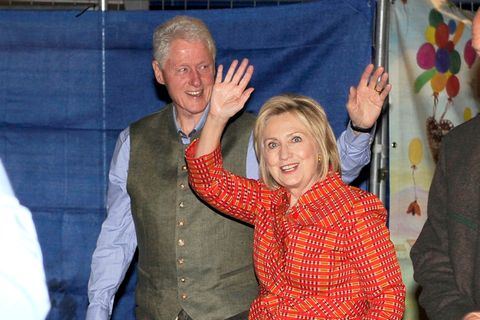 Ja, Sie sehen richtig: Der Mann in Tracht ist der frühere US-Präsident Bill Clinton. Der 72-Jährige kam gemeinsam mit seiner Frau Hillary zur Wiesn. Ein Dirndl mochte die 70-Jährige aber offenbar nicht tragen.