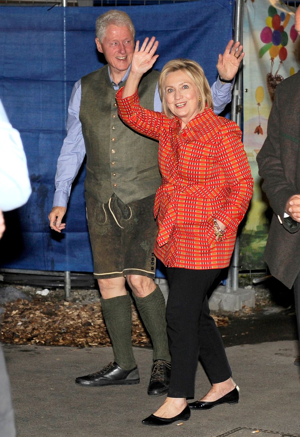 Ja, Sie sehen richtig: Der Mann in Tracht ist der frühere US-Präsident Bill Clinton. Der 72-Jährige kam gemeinsam mit seiner Frau Hillary zur Wiesn. Ein Dirndl mochte die 70-Jährige aber offenbar nicht tragen.