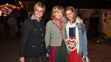 Sie waren der Anlass für den Clinton-Besuch: Maya von Schönburg-Glauchau (M.), die Schwester von Fürstin Gloria von Thurn und Taxis, feierte auf dem Oktoberfest ihren 60. Geburtstag.