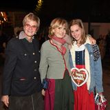 Sie waren der Anlass für den Clinton-Besuch: Maya von Schönburg-Glauchau (M.), die Schwester von Fürstin Gloria von Thurn und Taxis, feierte auf dem Oktoberfest ihren 60. Geburtstag.