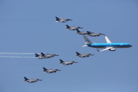Kampfjets begleiten anlässlich des 100. Geburtstag der Niederlaendischen Luftwaffe einen Flieger von KLM