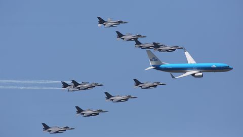 Kampfjets begleiten anlässlich des 100. Geburtstag der Niederlaendischen Luftwaffe einen Flieger von KLM