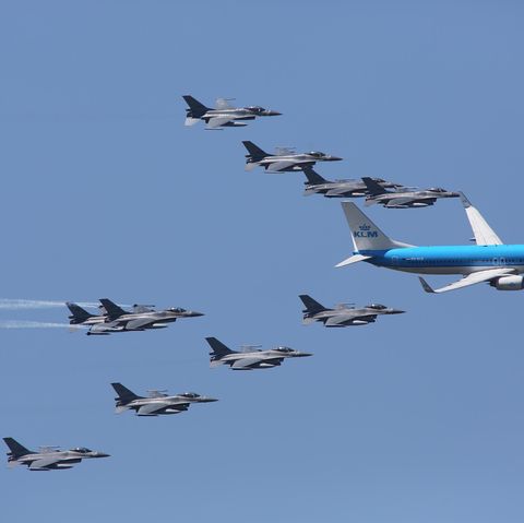 Kampfjets begleiten anlässlich des 100. Geburtstag der Niederlaendischen Luftwaffe einen Flieger von KLM