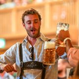 Auch im Schützenfestzelt gab's adligen Besuch: Pierre Casiraghi, der Sohn von Caroline von Monaco, feierte mit Freunden und  ....