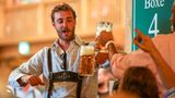 Auch im Schützenfestzelt gab's adligen Besuch: Pierre Casiraghi, der Sohn von Caroline von Monaco, feierte mit Freunden und  ....