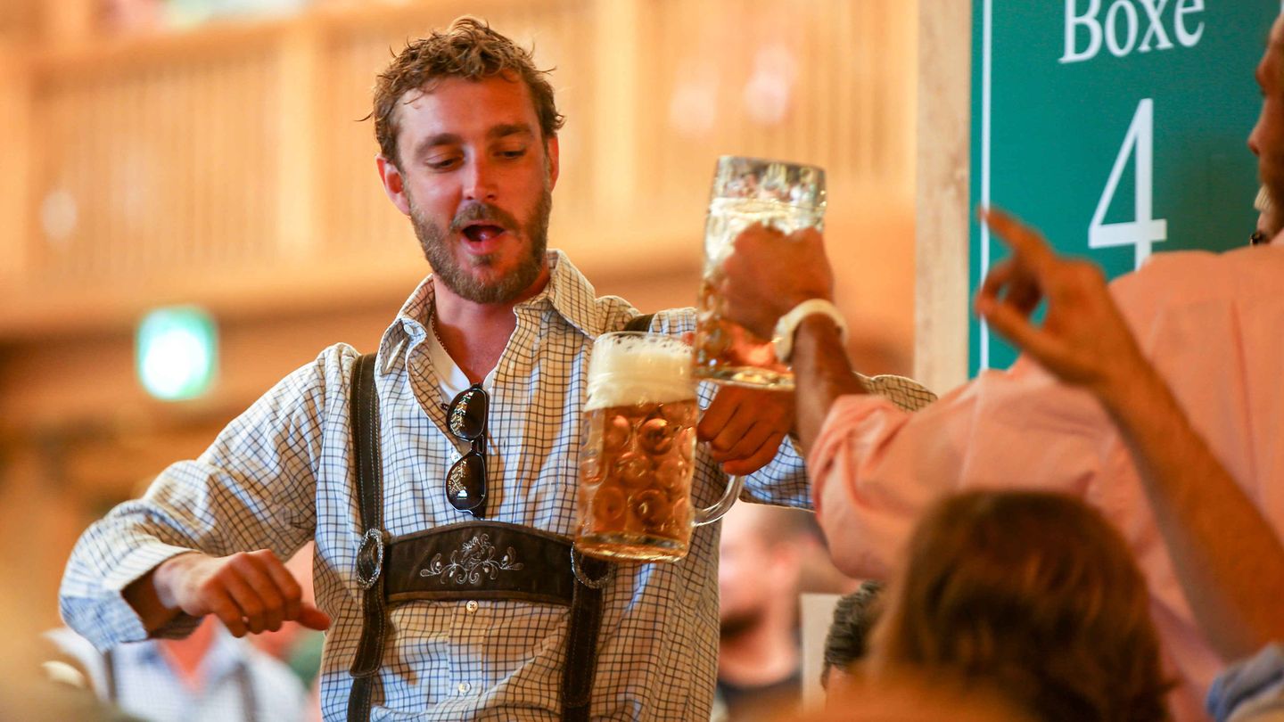 Auch im Schützenfestzelt gab's adligen Besuch: Pierre Casiraghi, der Sohn von Caroline von Monaco, feierte mit Freunden und  ....