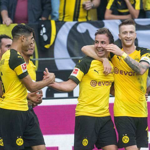 Mario Götze vom BVB bejubelt mi Mannschaftskameraden seinen Treffer