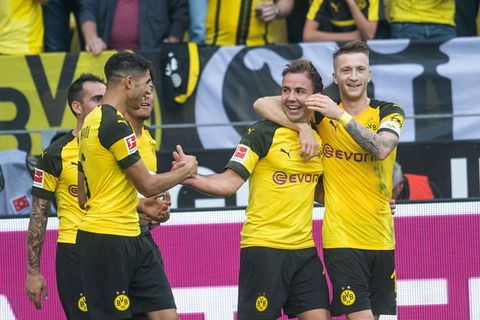 Mario Götze vom BVB bejubelt mi Mannschaftskameraden seinen Treffer