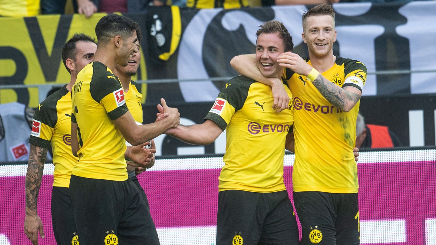 Mario Götze vom BVB bejubelt mi Mannschaftskameraden seinen Treffer