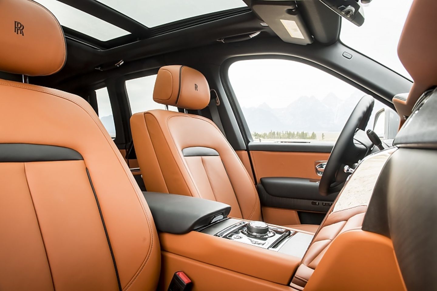 Rolls Royce Cullinan 2019 - auch vorne sitzt es sich überaus luxuriös