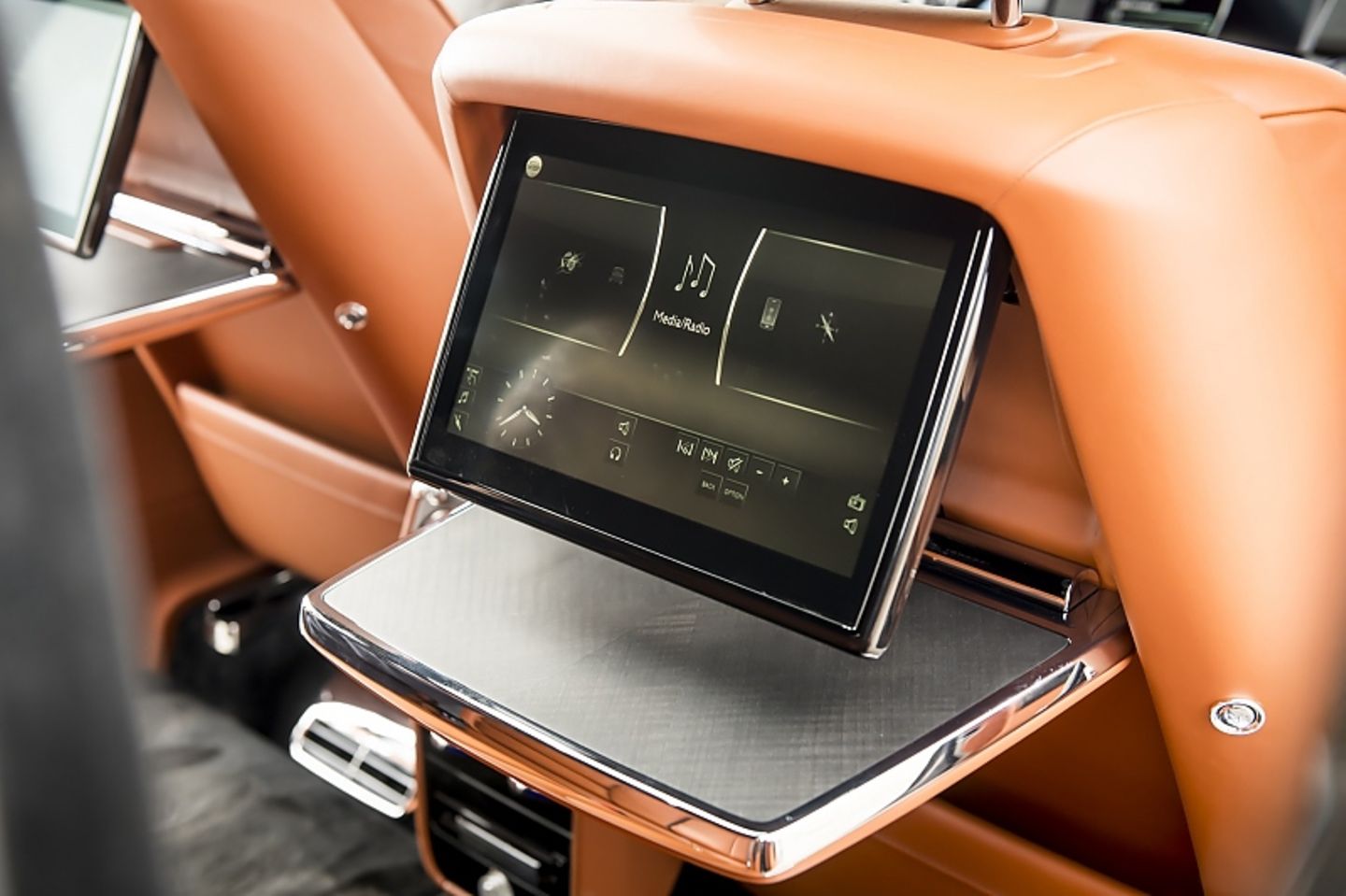 Rolls Royce Cullinan 2019 - ausklappbare Bildschirme hinten mit Touchfunktion