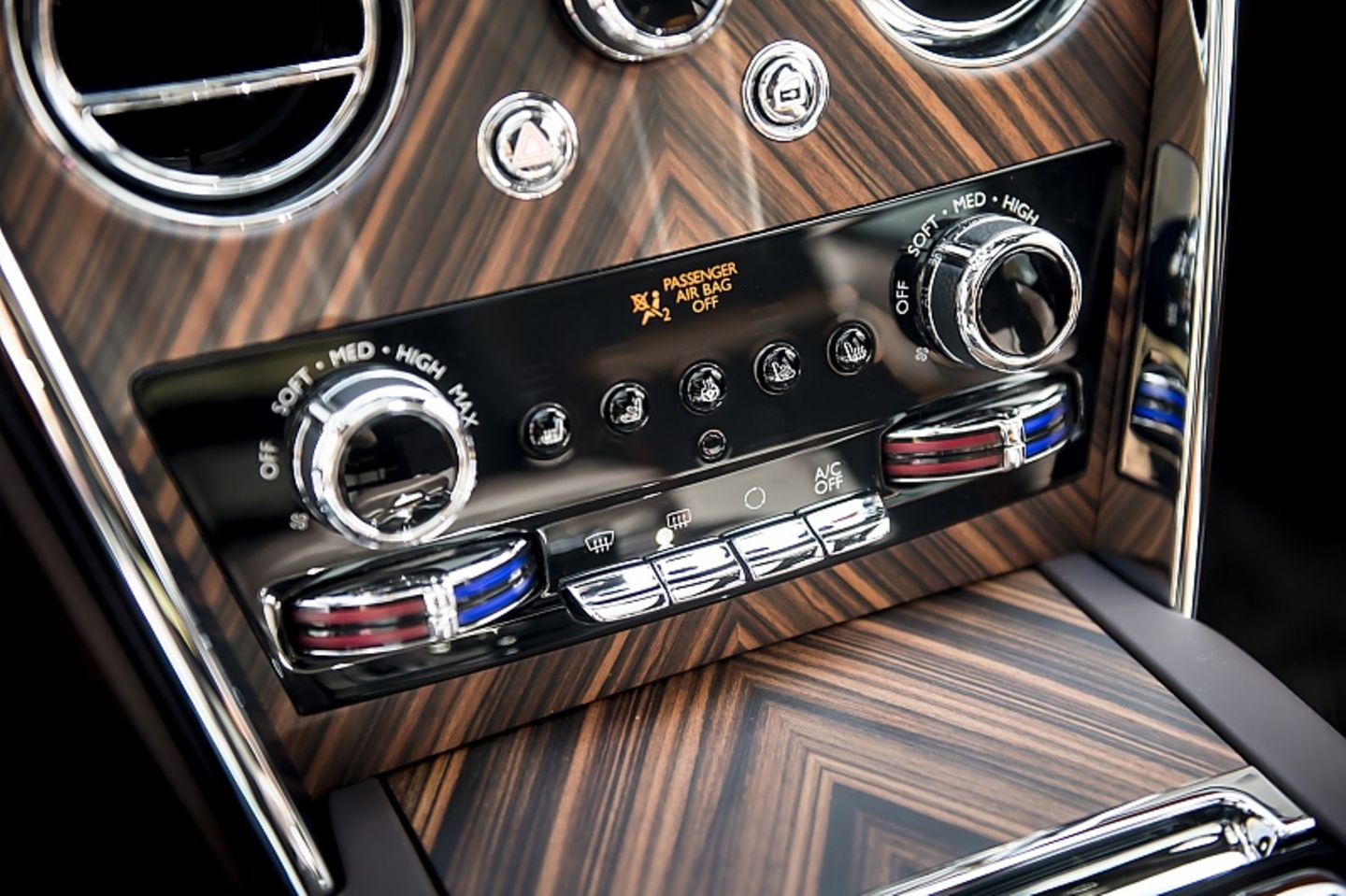 Rolls Royce Cullinan 2019 - betagte Bedienmodule in der Mittelkonsole