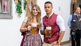 Der Spanier Thiago Alcántara und seine Frau Julia Vigas stemmen eine Maß Bier für die Fotografen
