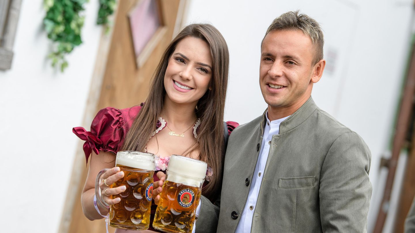 Rafinha und seine Partnerin Fernanda Bellafronte kamen ebenfalls zur Feier ins Käferzelt
