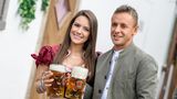 Rafinha und seine Partnerin Fernanda Bellafronte kamen ebenfalls zur Feier ins Käferzelt