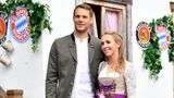 Kapitän Manuel Neuer darf natürlich nicht fehlen. Der 32-Jährige kam in Begleitung seiner Frau Nina.