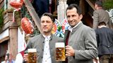 Trainer Niko Kovac ließ sich  mit ernster Miene neben Sportdirektor Hasan Salihamidzic ablichten