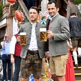 Trainer Niko Kovac ließ sich  mit ernster Miene neben Sportdirektor Hasan Salihamidzic ablichten