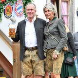 Vorstandschef Karl-Heinz Rummenigge rang sich an der Seite seiner Gattin Martina ein Lächeln ab