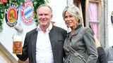 Vorstandschef Karl-Heinz Rummenigge rang sich an der Seite seiner Gattin Martina ein Lächeln ab