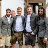 2010 wurde der Wiesn-Besuch abgesagt, aktuell läuft es auch nicht rund beim FC Bayern München: Der Verein steht nur auf Platz fünf der Tabelle und hat vier Punkte Rückstand auf Spitzenreiter Borussia Dortmund. Trotzdem durften die Bayern am letzten Oktoberfest-Wochenende feiern. Mit von der Partie waren unter anderem die Spieler Serge Gnabry, Joshua Kimmich, Robert Lewandowski und Renato Sanches (v.l.n.r.)