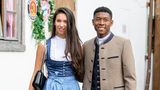 Linksverteidiger David Alaba zog sich im Bundesligaspiel des FC Bayern gegen Borussia Mönchengladbach einen kleinen Muskelfaserriss im rechten Oberschenkel zu. Mit dem Training muss er die nächsten Tagen aussetzen, die Wiesn konnte er aber mit Freundin Shalimar Heppner besuchen.