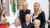 Arjen Robben bringt meist seine gesamte Familie mit zur Wiesn: Ehefrau Bernadien sowie die Kinder  Lynn, Luka und Kai