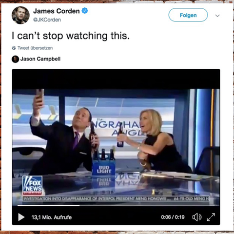 Selfie: Fox-News-Reporter fällt vom Stuhl, beim Versuch ein Foto zu machen