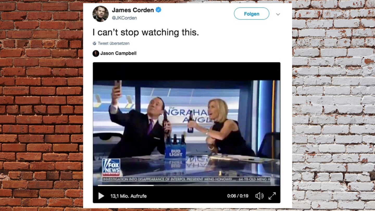 Selfie: Fox-News-Reporter fällt vom Stuhl, beim Versuch ein Foto zu machen