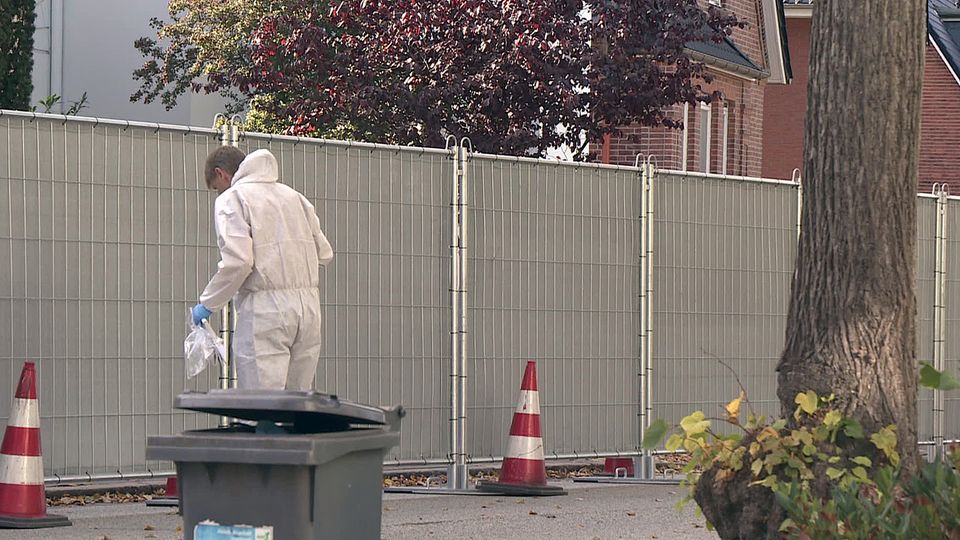 Die Polizei sperrte die Umgebung in Bad Oldesloe mit einem Bauzaun ab