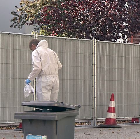 Die Polizei sperrte die Umgebung in Bad Oldesloe mit einem Bauzaun ab