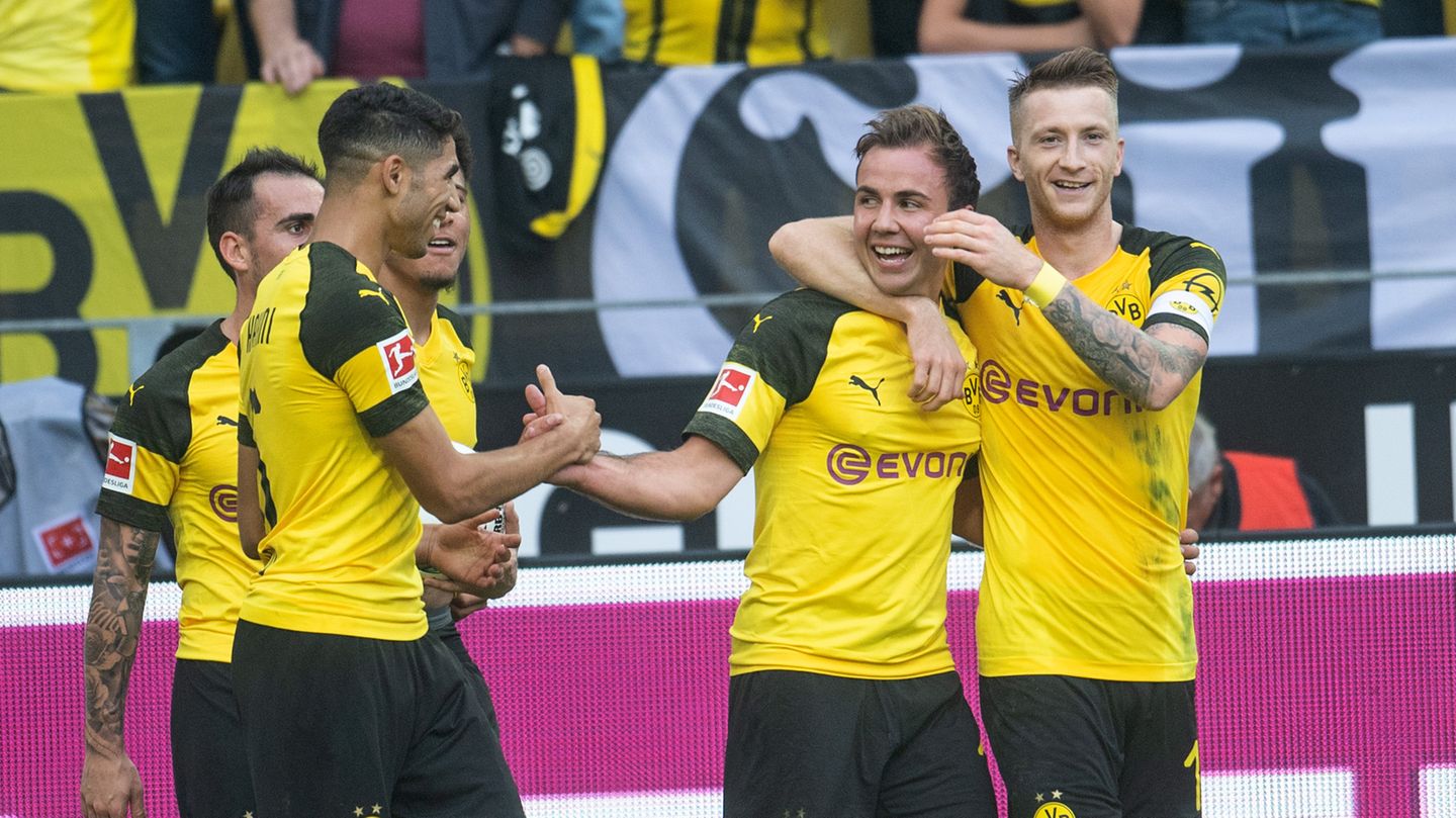 Mario Götze bejubelt sein Tor in der Bundesligaspiel BVB gegen den FC Augsburg