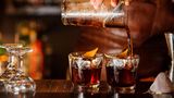 Alkohol  Alkoholische Getränke sollten niemals als Einschlafhilfe konsumiert werden. Es funktioniert einfach nicht. Vielleicht schlafen Sie mit einem berauschten Kopf schneller ein, die Schlafqualität aber leidet.